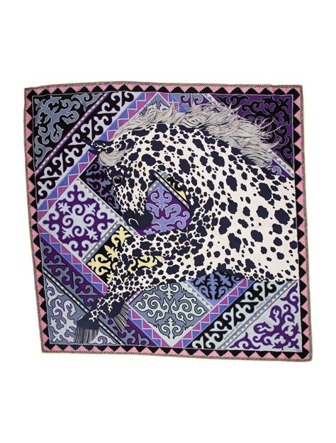 Scarf of the moment: Appaloosa des Steppes